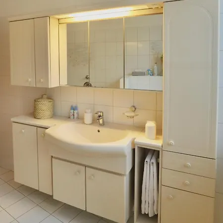 Boho Apartment: Netflix + Balcony + Bathtub Apartment *